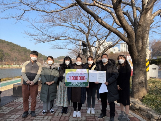광양시, 청년창업자 아름다운 기부(김홍신 홍쌀롱 대표, 우인룡 콩두네 대표, 정진아 아뜨레 대표, 이현지 비밀정원 대표, 이유진 이층카페 대표, 우기상 우디공방 대표, 양한별 와이핏필라테스&번지 대표) 총 7명이 기부에 동참했다/사진=광양시