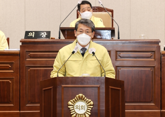 추경예산안을 제안설명하고 있는 김순호 군수/사진=구례군