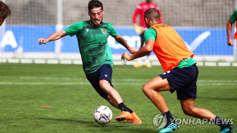 레알 소시에다드는 한때 바스크 출신만을 선수로 운영했던 바스크 순혈주의로 유명했던 팀이었다. 사진은 지난 해 코로나19 감염 후 완치해 레알 소시에다드에서 첫 훈련에 참여한 다비드 실바(왼쪽).