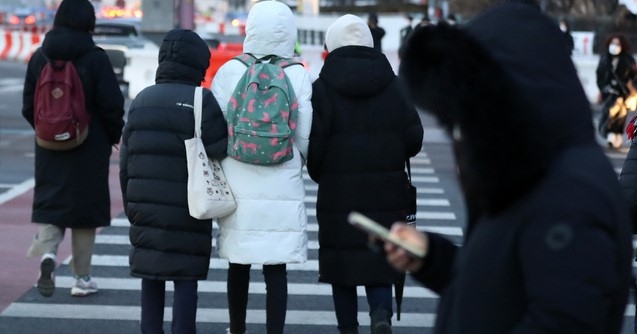 눈이 그치고 강풍과 추위가 찾아온 지난 28일 오후 서울 종로구 광화문네거리에서 시민들이 퇴근길 발걸음을 옮기고 있다.