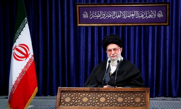 아야톨라 알리 하메네이 이란 최고지도자가 8일(현지시간) 수도 테헤란에서 TV 연설을 하고 있다. 헤메네이는 미국과 영국산 코로나19 백신을 믿을 수 없어 수입하지 않을 것이라고 밝혔다.