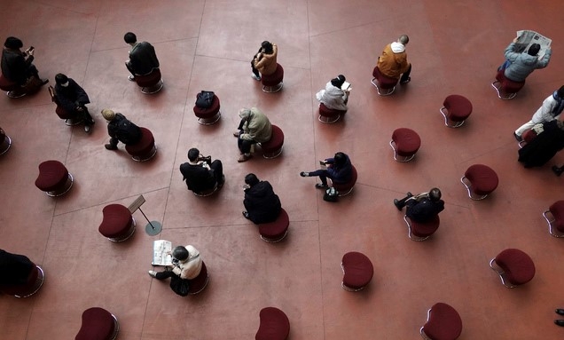 26일 일본 도쿄의 한 공공장소에서 시민들이 코로나19 예방을 위해 사회적 거리를 두고 떨어져 앉아 있다.