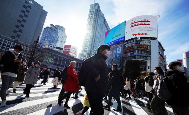 지난 25일 일본 도쿄에서 코로나19 확산 예방을 위해 마스크를 쓴 시민들이 건널목을 건너고 있다.