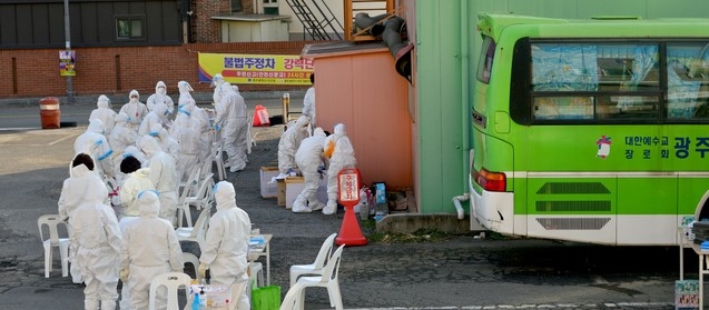 28일 오전 광주 서구 쌍촌동 한 대형교회 내 임시 선별검사소에서 교인 대상 코로나19 전수 검사가 펼쳐지는 가운데 검사대상자가 없어 한산한 모습이다. 최근 지역 내 집단감염원인 IM선교회 관련 미인가 교육 시설과 접점이 있는 이 교회에서는 20여 명의 확진자가 속출하고 있다.