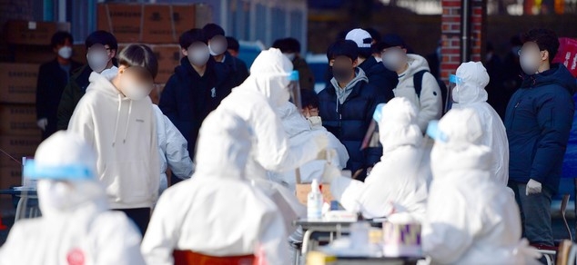 지난 28일 오전 광주 서구 한 고등학교에서 신종 코로나바이러스 감염증(코로나19) 전수검사가 펼쳐지고 있다.