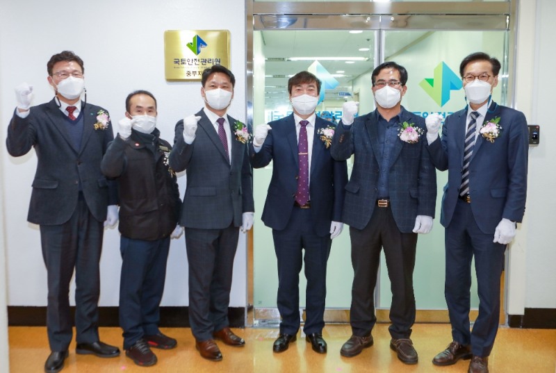 중부지사 개소식(박원수 원장이(왼쪽에서 네번째) 중부지사 개소식 후 직원들과 기념촬영을 하고있다)