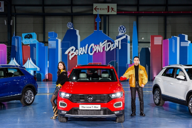 29일 서울 대치동 SETEC에서 열린 폭스바겐 컴팩트 SUV ‘신형 티록’의 출시 현장에서 랩퍼 비와이와 레드벨벳 슬기가 티록 앞에서 포즈를 취하고 있다 / 사진 제공 = 폭스바겐코리아