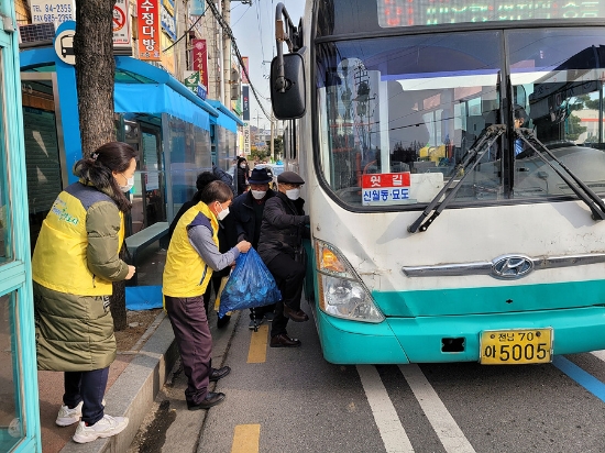여수시는 시내버스 승하차 시 교통약자의 안전을 위해 2월 1일부터 전통시장 승하차 도우미 사업을 시행한다./사진=여수시