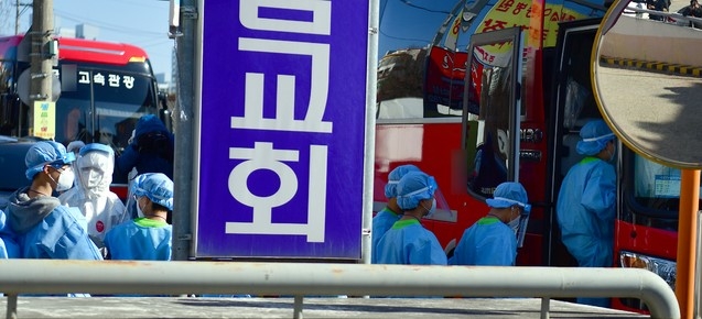 6세~19세 학생 등 109명이 신종 코로나바이러스 감염증(코로나19) 확진 판정을 받은 광주 광산구 운남동 광주TCS국제학교에서 27일 오후 확진자들이 생활치료시설로 이동하기 위해 버스에 탑승하고 있다.