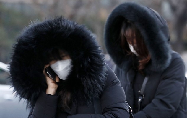 서울 아침 기온이 영하 12도까지 떨어지며 강추위가 찾아온 29일 오전 서울 종로구 광화문 사거리에서 시민들이 출근길 발걸음을 재촉하고 있다.