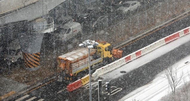눈이 내리고 있는 28일 오전 서울 송파구 거리에서 제설차량이 이동하고 있다.