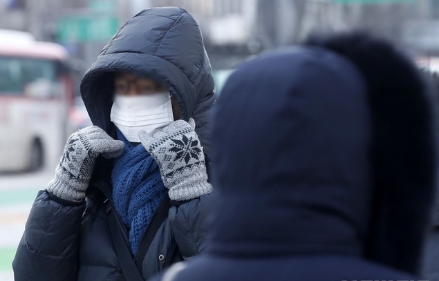 지난 29일 오전 서울 종로구 광화문 사거리에서 시민들이 길을 걷고 있다.