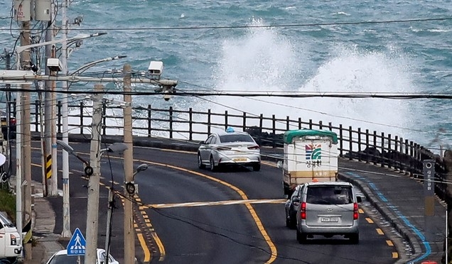 제주 앞바다에 풍랑주의보가 발효된 29일 오전 제주시 용담 해안도로 인근 해안가에 높은 파도가 일고 있다.