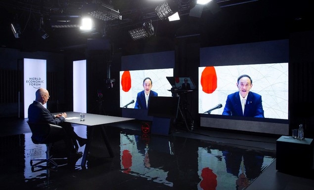 스가 요시히데 일본 총리(화면)가 29일(현지시간) 세계경제포럼(다보스 포럼)에서 화상 연설을 하고 있다.