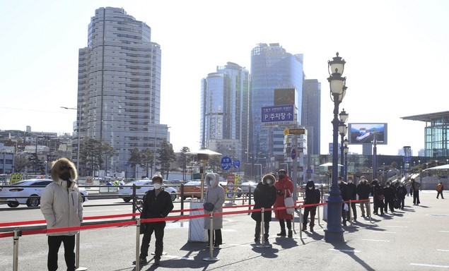 지난 29일 오후 서울역 광장에 설치된 중구 코로나19 임시선별검사소에서 시민들이 코로나19 검사를 받기 위해 줄을 서 있다.
