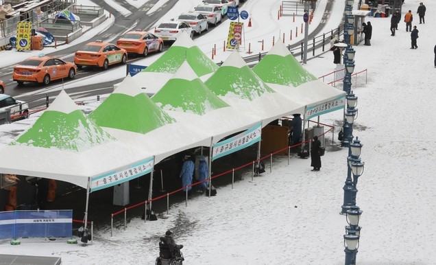 30일 오전 서울 중구 서울역 임시선별검사소에는 주말에도 시민들이 찾아 신종코로나바이러스(코로나19) 감염증 검사를 받고 있다.