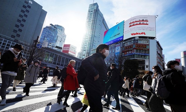 25일 일본 도쿄에서 코로나19 확산 예방을 위해 마스크를 쓴 시민들이 건널목을 건너고 있다.