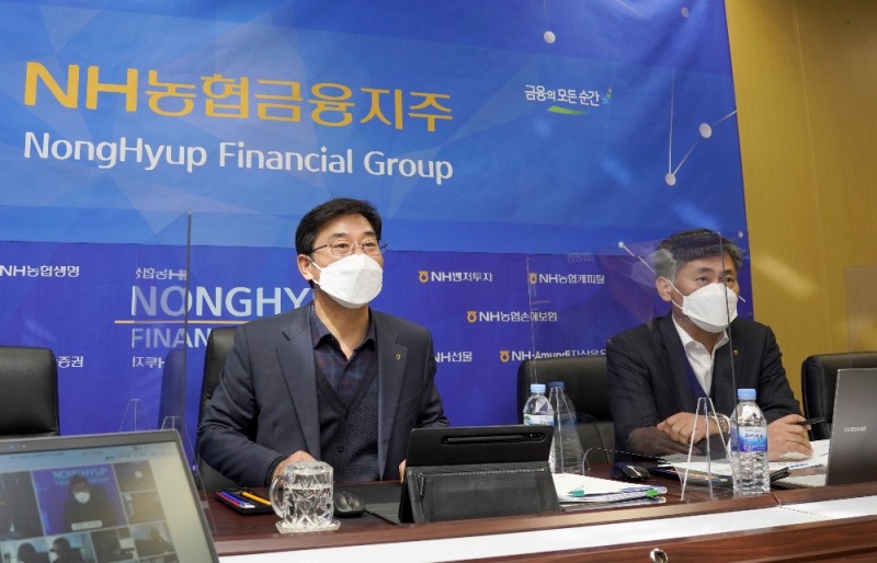 29일, 서울 중구 소재 농협금융 본사에서 열린 자산운용 전략회의에서 김형신 사업전략부문장(부사장)(왼쪽)이 자산운용전략회의를 주재하고 있다.