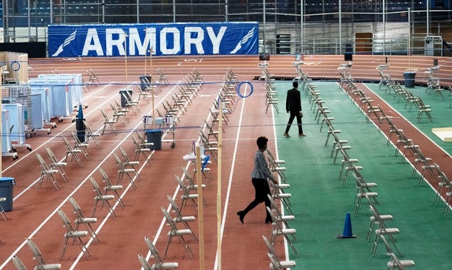 14일(현지시간) 미국 뉴욕에 있는 한 실내 육상 복합 시설이 코로나19 백신 접종소로 전환, 설치되고 있다. 이 접종소는 뉴욕-장로교 병원이 운영하고 있으며, 인터넷을 통해 예약할 수 있으며 하루 최대 1,000명까지 접종할 수 있다.