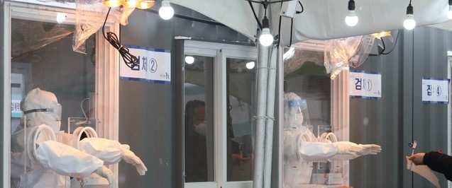 30일 오전 서울 중구 서울역 임시선별검사소에서 의료진이 주말에 찾아온 시민들을 신종코로나바이러스(코로나19) 감염증 검사를 하고 있다.