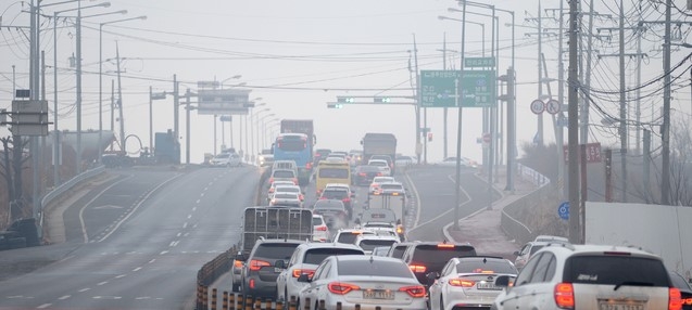 전북지역의 미세먼지와 초미세먼지, 황사가 나쁨 수준을 보인 지난 14일 전북 전주시 덕진구 과학로가 뿌옇게 흐려져 있다.