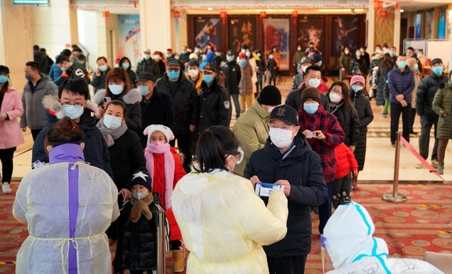 12일 중국 허베이성 스자좡에서 주민들이 코로나19 검사를 받기 위해 줄 서 있다. 허베이성에서는 11일 코로나19 확진자가 40명 나왔으며 주로 스자좡에서 발생했다.