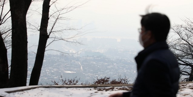 서울 초미세먼지 농도가 '나쁨' 상태를 나타낸 지난 12일 서울 남산공원에서 바라본 도심이 흐린 모습이다.