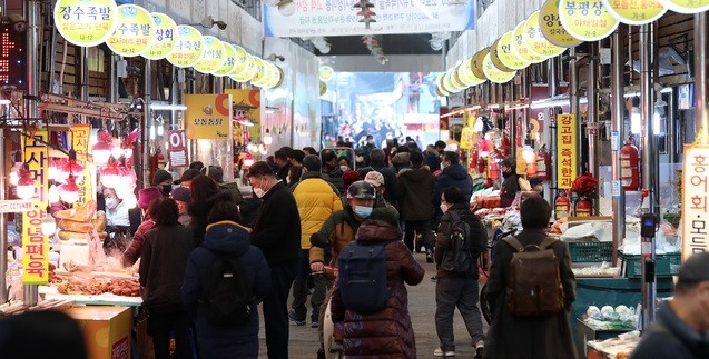 설날을 열흘여 앞둔 31일 오후 서울 동대문구 청량리종합시장이 물품을 구매하려는 시민들로 붐비고 있다.