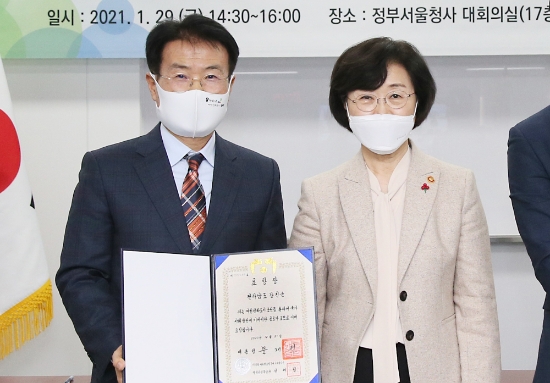 지난 29일 이승옥 강진군수가 정영애 여성가족부 장관으로부터 ‘2020년도 여성친화도시 정부포상 시상식 및 협약식’에서 대통령 표창을 수상했다/사진=강진군