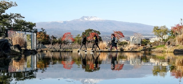 24절기의 첫 번째인 입춘(立春)을 나흘 앞둔 30일 오후 제주 서귀포시 칠십리공원 연못에 비친 한라산의 모습이 아름답다.