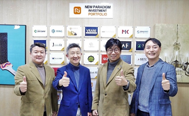 사진 왼쪽부터 뉴패러다임인베스트먼트 배상승 공동대표, 사운드리퍼블리카 김태윤 공동대표, 노건식 공동대표, 뉴패러다임인베스트먼트 박제현 공동대표 (사진제공=뉴패러다임인베스트먼트)