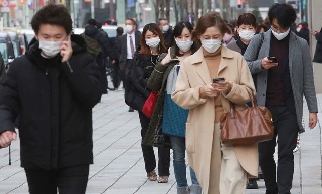 지난 26일 일본 도쿄 긴자 거리를 신종 코로나바이러스 감염증(코로나19) 감염 예방을 위해 마스크를 착용한 시민들이 걷고 있다.