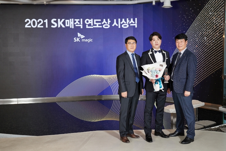 지난 31일, 서울시 강동구 길동에 위치한 브랜드숍 ‘it’s magic(잇츠매직)’에서 열린 ‘SK매직, 2021 연도상 시상식’에서 MC(Magic Care) 실적우수부문 1위로 SK매직상을 수상한 포항서부지국 김성욱 MC가 SK매직 관계자와 함께 수상 기념촬영을 하고 있다. (좌로부터 SK매직 김필중 마케팅전략본부장, 포항서부지국 김성욱 MC, SK매직 김관현 매직케어사업부장)