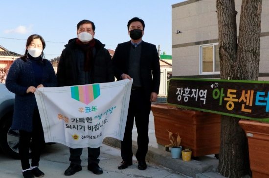사순문 전남도의원, 지역아동센터 찾아 위문품 전달/사진=전남도의회