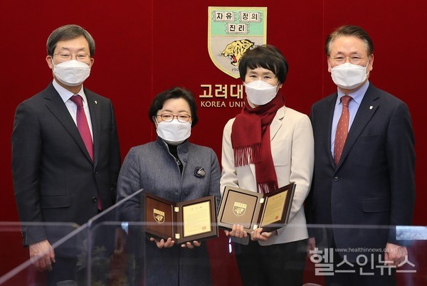 고려대의료원제공,고려대의료원이김숙희·남명화교우로부터의학발전기금2억원을기부받았다.사진왼쪽부터정진택총장,남명화교우,김숙희교우,김영훈의무부총장