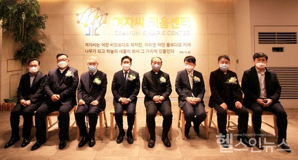 서울성모병원제공,2021년2월1일서울성모병원겨자씨키움센터가서초평화빌딩에서개소식및축복식을진행하였고,현판식행사참석자들이기념사진을찍었다.