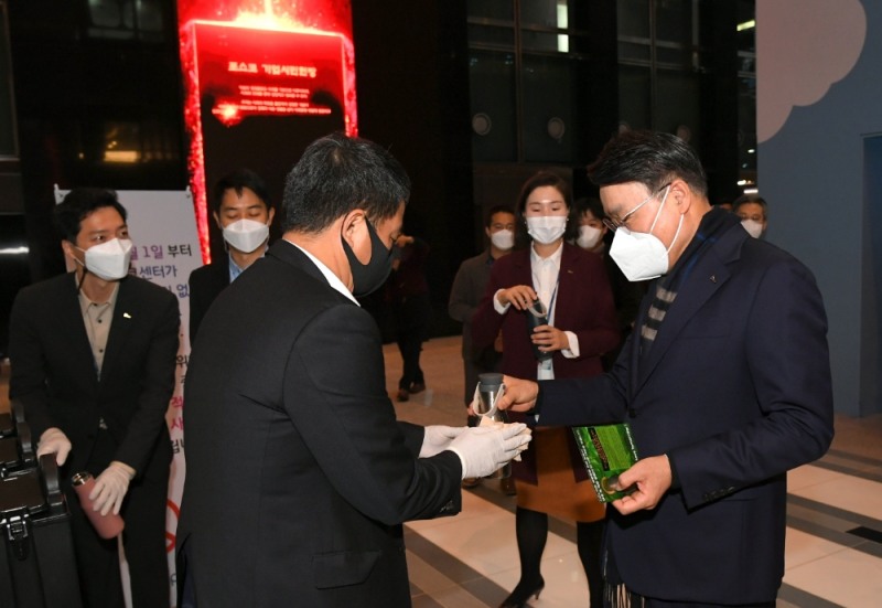 (사진=포스코) 최정우 회장이 포스코센터 일회용 컵 사용 없는 시범빌딩 운영 첫날 열린 캠페인에서 텀블러에 커피를 제공받고 있다.