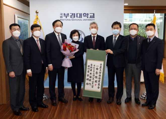 임준택 수협중앙회장(왼쪽)과 김진균 Sh수협은행장(오른쪽)이 1일 부산광역시 남구에 위치한 국립 부경대(총장 장영수)를 찾아 '해양·수산 전문인력 양성 및 연구활동 지원'을 위한 학교 발전기금 3억원을 전달했다 / 사진 제공 = 수협