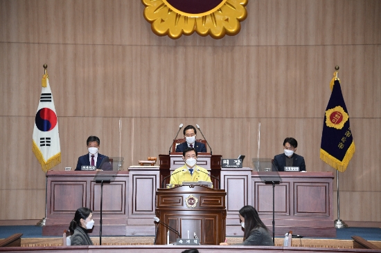 이용섭 광주광역시장이 1일 오전 광주시의회 본회의장에서 열린 제295회 임시회 제1차 본회의에 참석해 2021년도 주요 업무계획을 보고하고 있다./사진=광주시