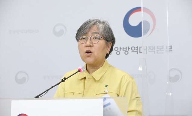 정은경 중앙방역대책본부장(질병관리청장)이 1일 오후 충북 청주 질병관리청에서 신종 코로나바이러스 감염증(코로나19) 발생 현황과 2월 중순 이후 화이자 백신 11만 7000도스 약 6만 명 분의 백신 도착 일정을 밝히고 있다.