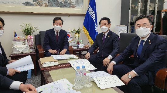 김영록 전라남도지사는 1일 국회에서 이낙연 더불어민주당 대표와 면담을 통해 정당차원에서 전남의 핵심 현안 3개 법안이 이번 2월 국회에서 통과될 수 있도록 적극 힘써줄 것을 당부했다./사진=전라남도