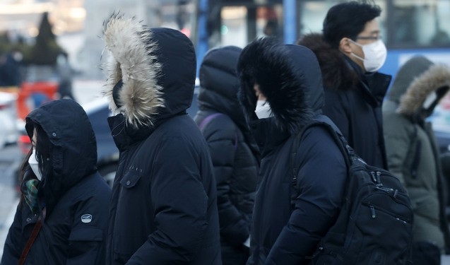 지난달 29일 오전 서울 종로구 광화문 사거리에서 시민들이 출근길 발걸음을 재촉하고 있다.