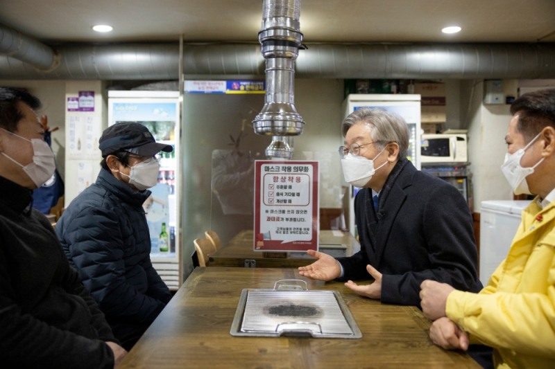 착한 임대인을 격려하고 있는 이재명 지사