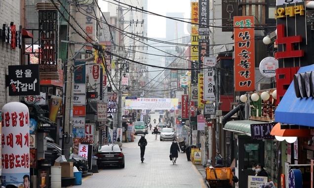 유흥시설 6종(유흥주점·단란주점·감성주점·콜라텍·헌팅포차·홀덤펍)에 대한 집합금지 조치가 연장된 지난 1일 서울 강남구 논현동먹자골목이 한산하다.