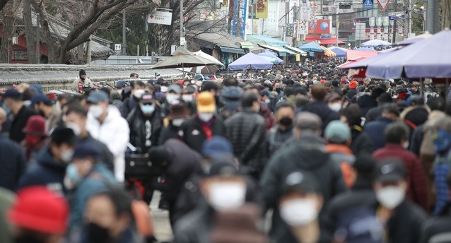 정부가 사회적 거리두기 2.5단계를 설 연휴까지 2주 연장하기로 발표한 31일 오후 서울 종로구 동묘 벼룩시장이 시민들로 북적이고 있다.