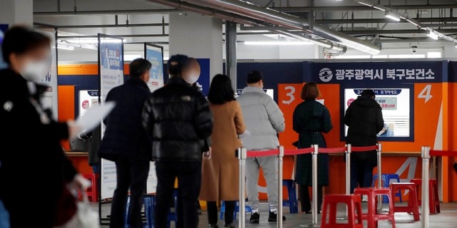 지난 1일 광주 북구 용봉동 선별진료소에 검사 대상자들이 줄지어 기다리고 있다. (사진=광주 북구 제공)
