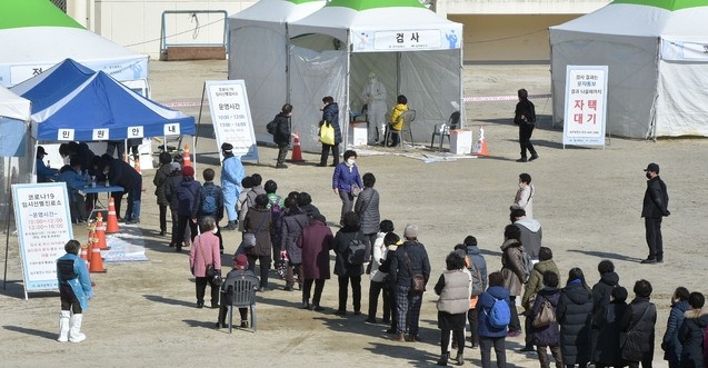 대구시 임시선별검사소 운영 종료를 나흘 앞둔 27일 오후 대구 달서구 두류공원 선별검사소가 신종 코로나바이러스 감염증(코로나19) 검사를 받기 위한 시민들로 북적이고 있다.