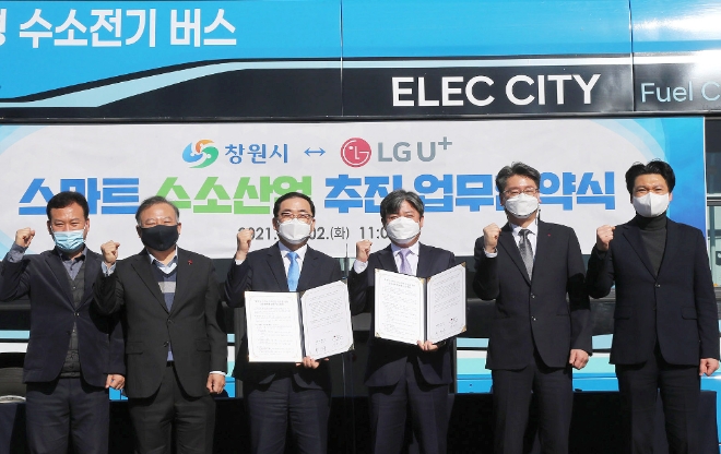 최택진 LG유플러스 기업부문장 부사장(오른쪽 세번째)과 허성무 창원시 시장(왼쪽 세번째)이 창원시청 본관 앞에서 업무협약 체결을 기념해 LG유플러스 관계자 및 창원시 관계자들과 기념사진을 촬영하고 있다 / 제공 = LG유플러스