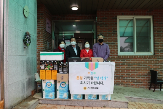 전남도의회 조광영 의원, 설 명절 맞이 사회복지시설 위문/사진=전남도의회