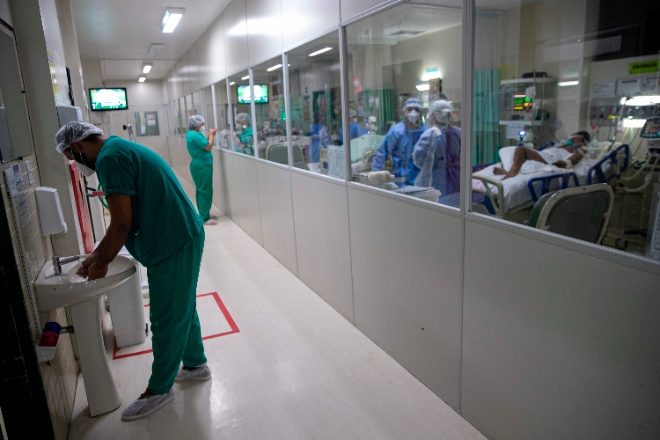 지난달 20일 브라질의 한 병원에서 의료진이 코로나19 중환실에 입원한 환자들을 치료하고 있다. / 사진제공=연합뉴스 